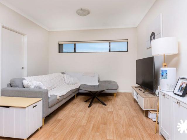 CHARMING UNIT IN IDEAL LOCATION