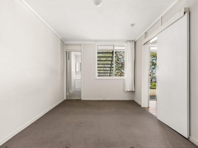 Charming Unit in Prime New Farm Location