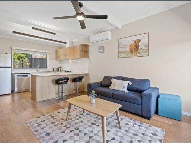 Charming Unit in Prime Flora Hill