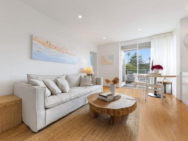 Charming Updated Apartment In Prized Mosman Pocket