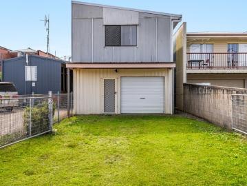 Charming Upstairs Unit in Convenient Location