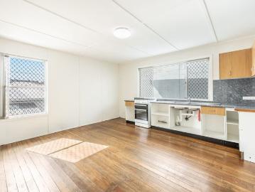Charming Upstairs Unit in Convenient Location