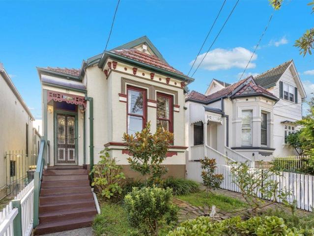 CHARMING VICTORIAN GEM IN A PEACEFUL TREE LINED SETTING
