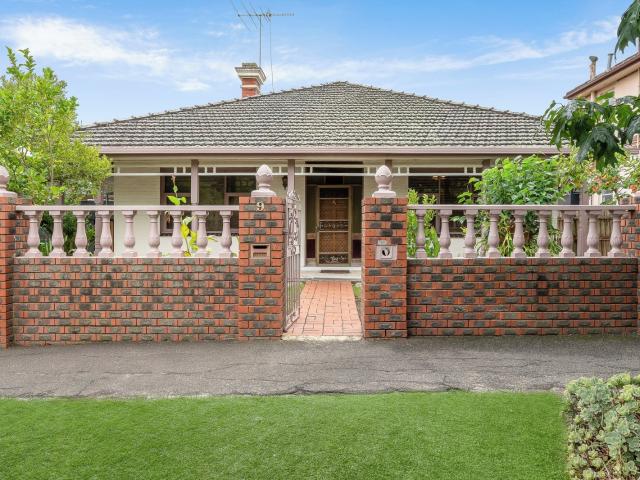 Charming Victorian in Exceptional St James Park Location Unique opportunity offering up to 5 bedrooms, 3 bathrooms and 3 kitchens