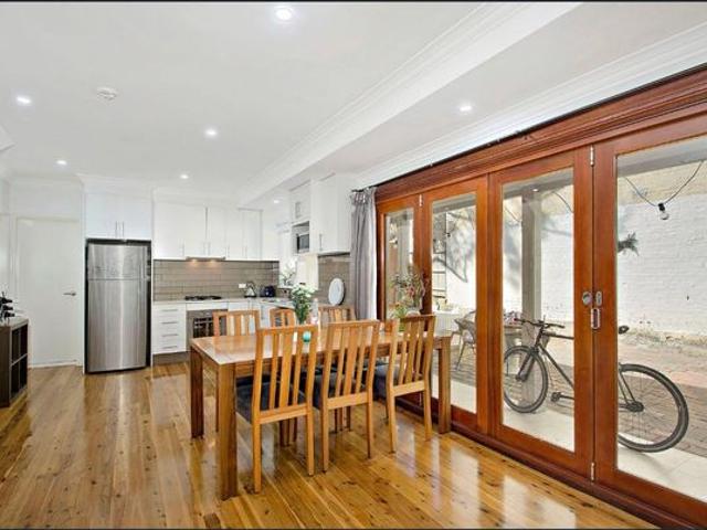 Charming Victorian Style House Prime Location Near Waterloo Metro