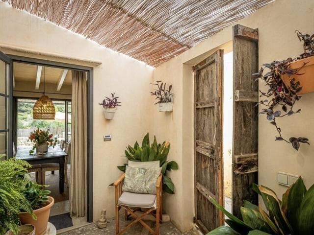 Charming village house with private pool in Genova