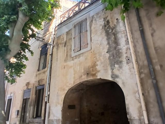 Charming village with local amenities including a bakery, gr. 210m² Capestang