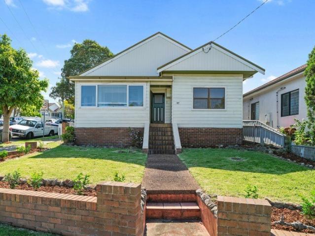 Charming Waratah Classic with Two Ensuites & Room to Play