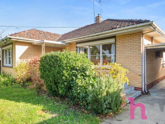 Charming, Warm & Wonderfully Located!