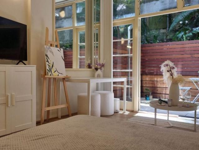 Charming Waterfront Unit with Lush Courtyard in Cremorne Point Fully Furnished