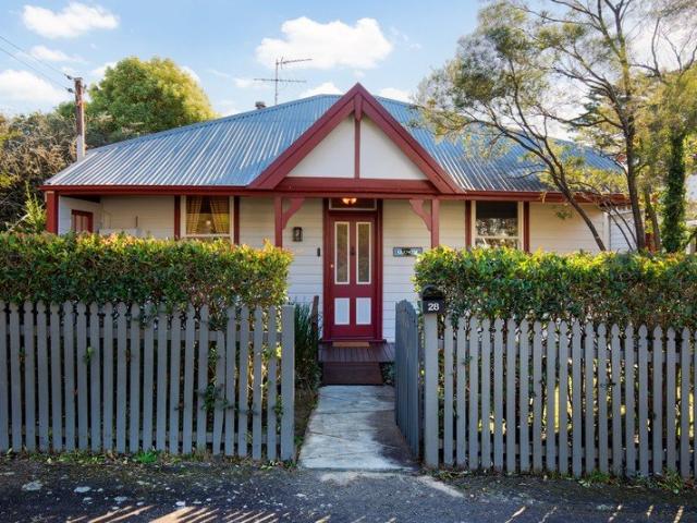 Charming Weatherboard Cottage in a Walk to Everything Location