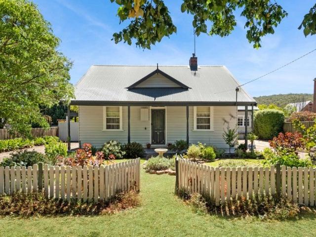 CHARMING WEATHERBOARD IN AN UNBEATABLE LOCATION
