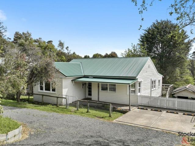 CHARMING WEATHERBOARD WITH WALK TO TOWN CONVENIENCE