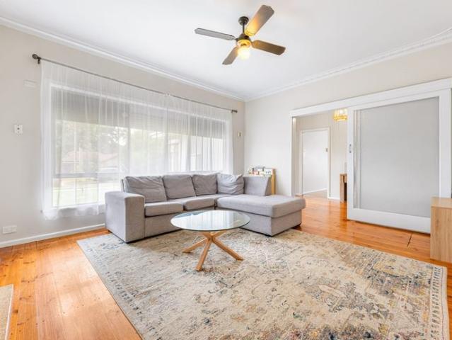 CHARMING & WELL LOCATED HOME