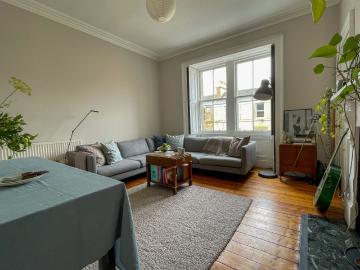 Charming West End flat: perfect location Has an Apartment