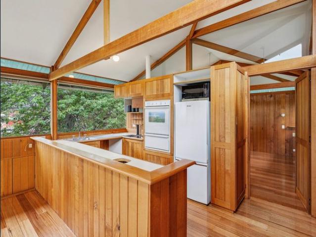 Charming West Hobart Chalet with Workshop!