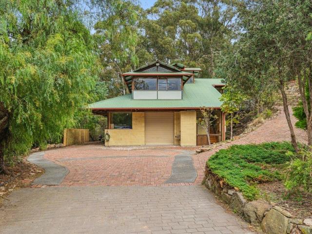 Charming West Hobart Chalet with Workshop!