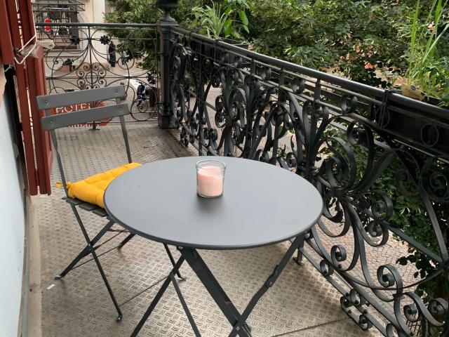 Charming and fully furnished flat with nice neighbours with weekly cleaning