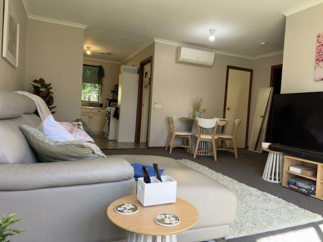 Charming and low maintenance 2 bedroom unit. Ready to call home