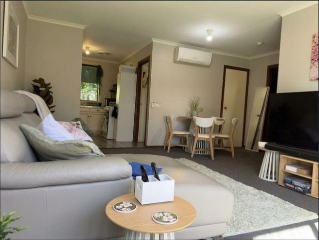 Charming and low maintenance 2 bedroom unit. Ready to call home