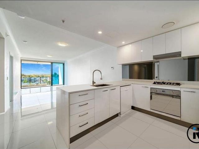 Charming and Modern Apartment in Sought After Biggera Waters Neighborhood