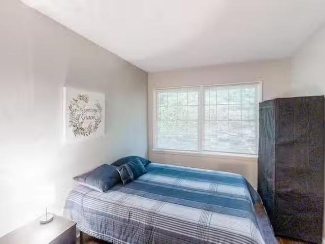 Charming and Spacious Home in Stone Mountain, a 5 min walk to.