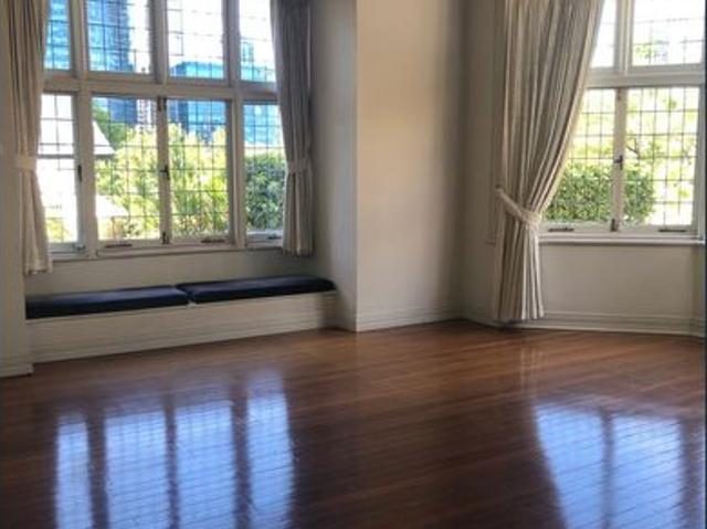 CHARMING AND UNIQUE PROPERTY IN SOUGHT AFTER IN TREE LINED MOUNT STREET !