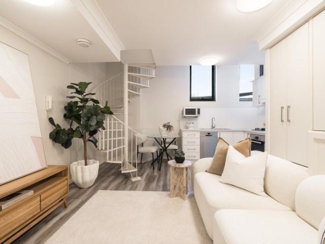 Charming apartment in a converted Art Deco block of supreme convenience