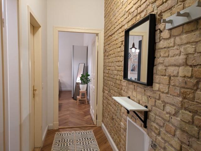 Charming apartment in vibrant neighbourhood, 4 mins walk to subway