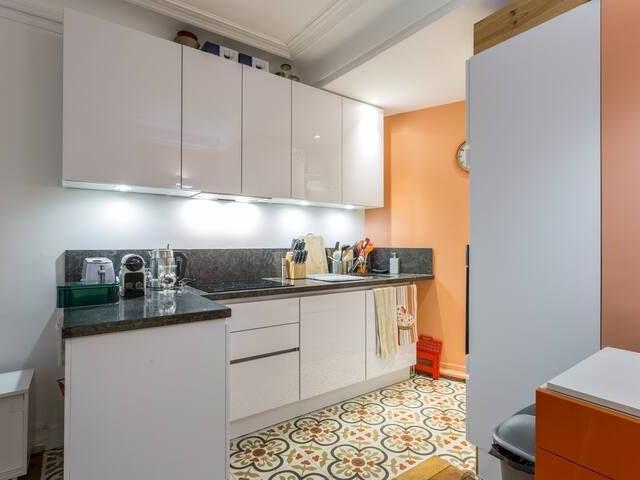Charming Apartment Near Eiffel Tower & Champs Élysées, Paris Amsterdam Apartments for Rent