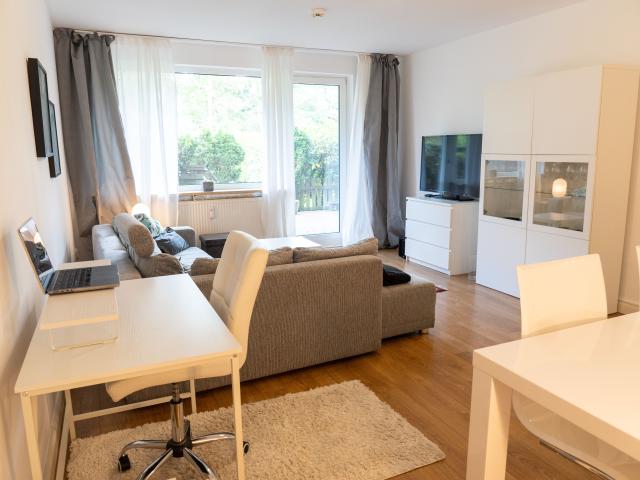 Charming Apartment with Large Terrace and Excellent Connectivity!
