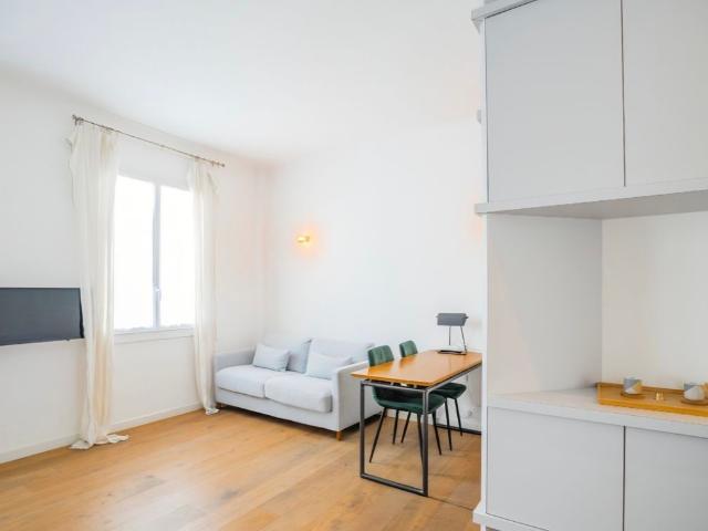 Charming architect designed studio in the heart of Marseille, on the edge of the Catalan beach