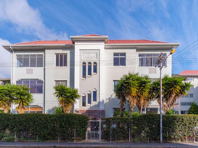 Charming Art Deco 2 Bedroom Apartment in Green Point