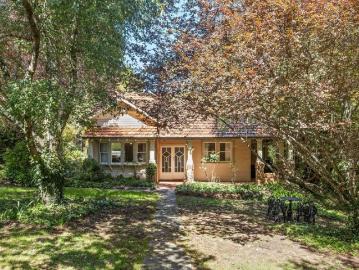 Charming Art Deco Bungalow on a Generous Prime Daylesford Location
