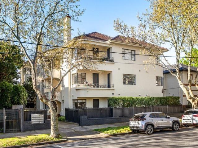 Charming Art Deco Retreat