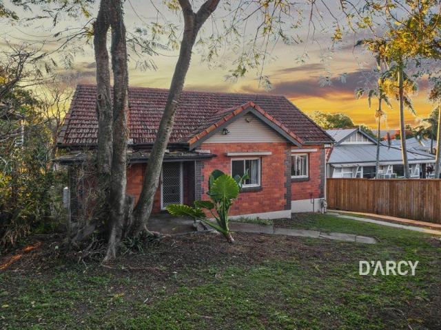 Charming Bardon Home with Leafy Views & Entertainer&rsquo s Deck
