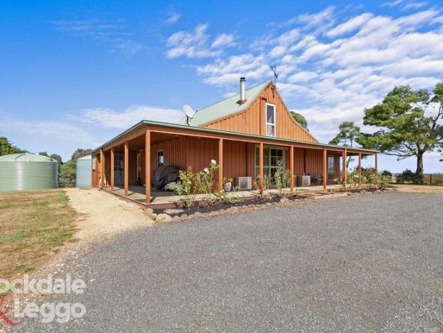 CHARMING BARN STYLE LIVING WITH SWEEPING RURAL VIEWS