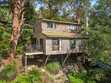 CHARMING BAYS HOME OOZING WITH CHARACTER!