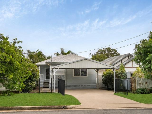 Charming Bayside Cottage Backing Onto Parkland