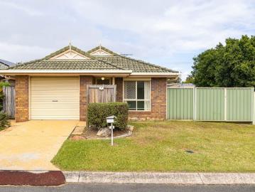 Charming Bayside home in quiet cul de sac