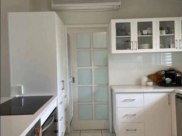 Charming Beach Cottage in Burleigh Waters