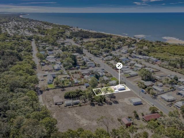 CHARMING BEACHSIDE HOME JUST 1 MIN TO THE BEACH