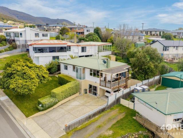 Charming Berriedale Home Awaits You!
