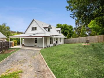 Charming Brand New Home 500m from town centre and 50 metres from Lake Daylesford
