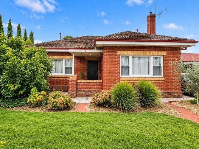 Charming Brick Home in Flora Hill