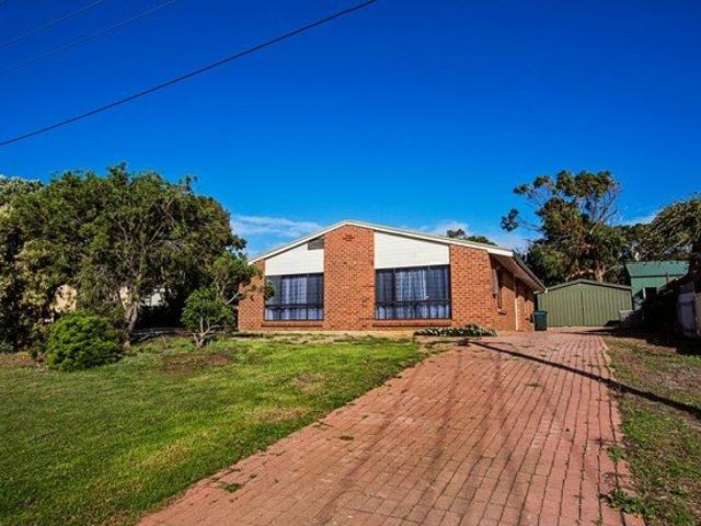 CHARMING BRICK HOME WITH TWO LIVING AREAS ENCOUNTER BAY