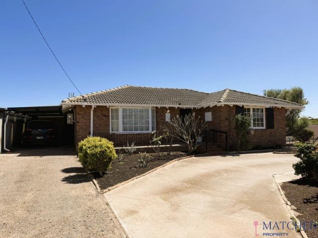 Charming Brick, Huge Block, Pool and Sheds