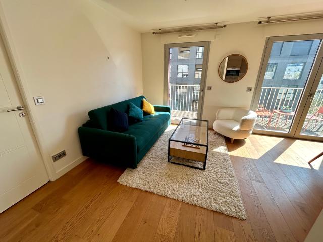 Charming, bright 1 bedroom apartment with balcony and lift near the metro