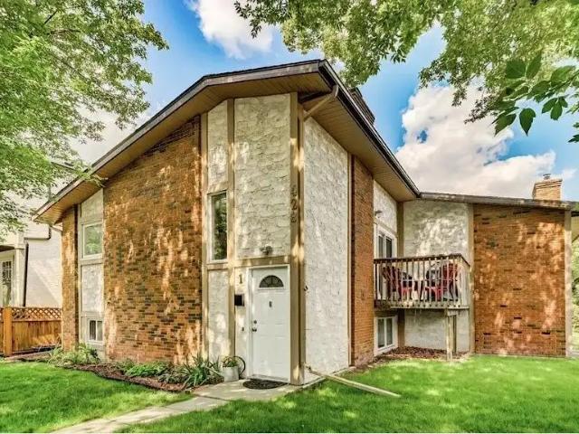 Charming & Bright 2 Bedroom Townhouse for Rent in Inner City Renfrew
