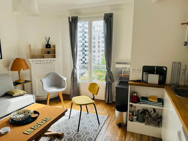 Charming, bright 2 room apartment in the heart of all shops and convention metro station. Quality fixtures and fittings, Paris Amsterdam Apartments for Rent